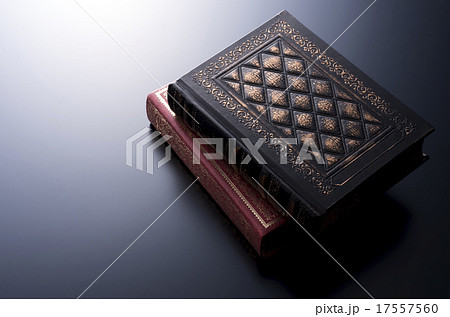 洋書と懐中時計 17557560