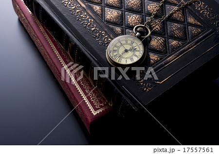 洋書と懐中時計 17557561