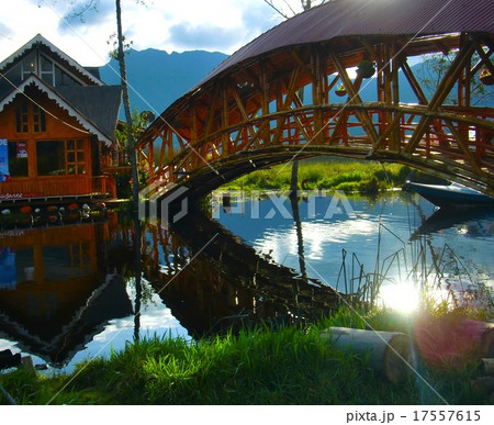 カントリー調の家と橋と川 17557615