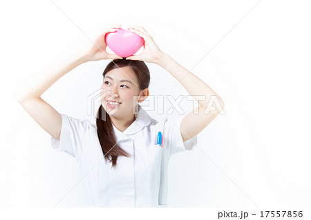 ハートマークを頭の上で持つ看護婦 目線外し の写真素材