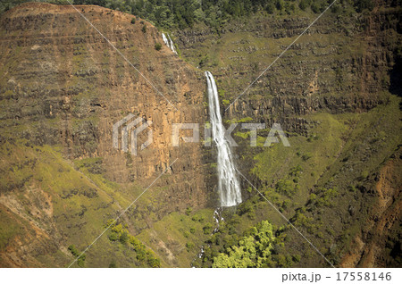 ワイメアフォールズ空撮、カウアイ島、ハワイ-3 17558146