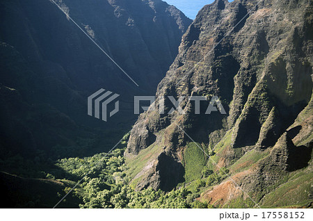 ワイメアキャニオン空撮、カウアイ島、ハワイ-5 17558152