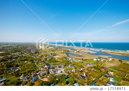 ゆっくりと太平洋に流れこむ川と自然の中の暮らしを空撮 ゆっくりと太平洋に流れこむ川と自然の中の暮らしを空撮 17558971