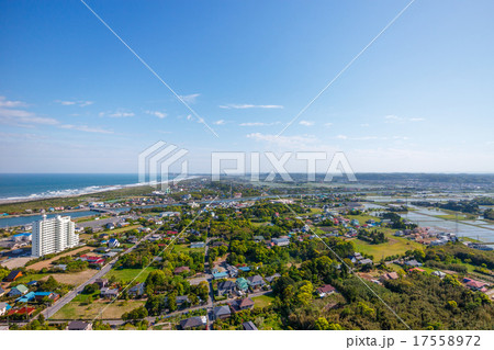 きれいな海と川のある田舎の風景を空撮 きれいな海と川のある田舎の風景を空撮 17558972