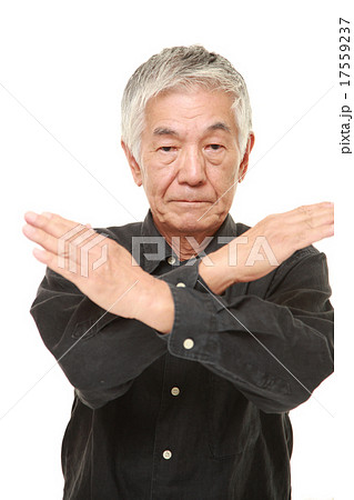 駄目出しをする高齢者 17559237