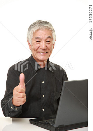 パソコンを使う高齢者 17559271