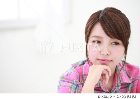 【かわいい若い女性の顔アップ(笑顔)】 【かわいい若い女性の顔アップ(笑顔)】 17559392