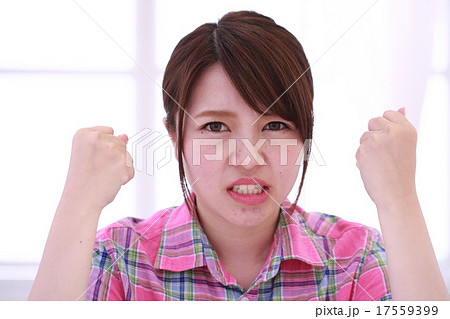 かわいい若い女性の顔アップ 怒顔 の写真素材 かわいい若い女性の顔アップ 怒顔 の写真素材