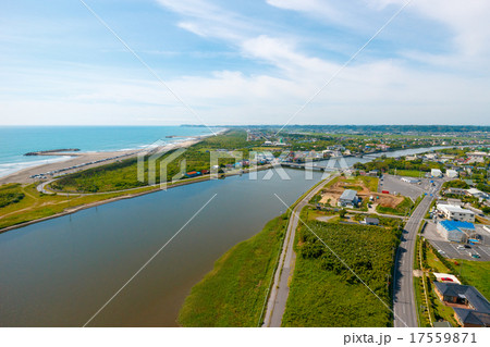 川と長い海岸線とトライアスロン大会が行われた会場付近を空撮 17559871
