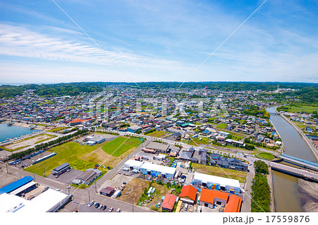 たくさんの釣り船と伊勢海老で有名な大原漁港付近を空撮 17559876