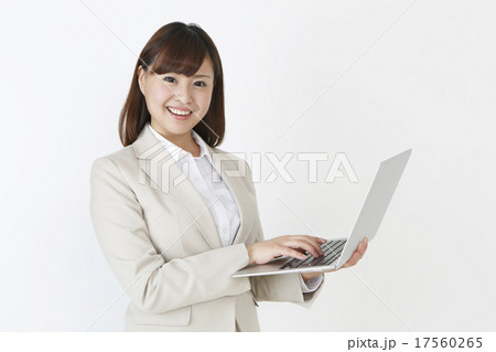 ノートPCを使う女性 17560265