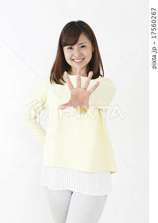 待ったポーズの女性 17560267