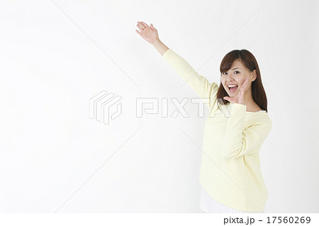 手を上げる女性の写真素材