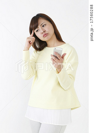 スマホを持って考える女性 17560288