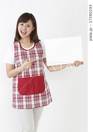 メッセージボードを持つ女性 メッセージボードを持つ女性 17560293