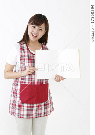 本を開く女性 本を開く女性 17560294