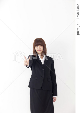 ビジネスウーマン ピース    ピースサイン 17561362