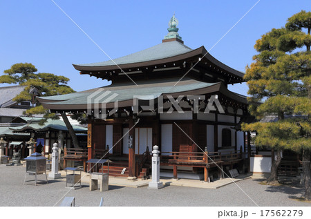 四国霊場第75番札所「善通寺」誕生院（西院）の「護摩堂」 17562279