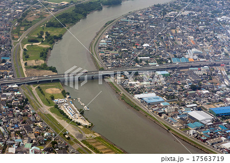 埼玉県八潮市の中川にかかる共和橋付近を空撮の写真素材