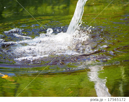 池に勢いよく注ぎこまれる水 17565172