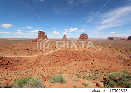 自然の驚異的な地層で有名なアメリカの原風景 モニュメントバレー 自然の驚異的な地層で有名なアメリカの原風景 モニュメントバレー 17565333