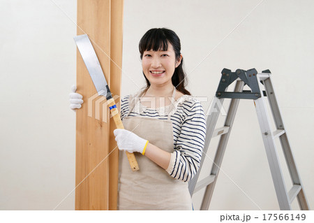 材木を持つ女性 材木を持つ女性 17566149