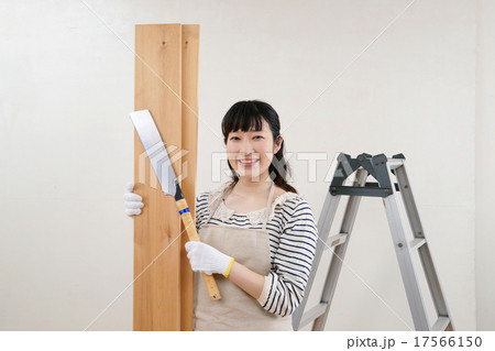 材木を持つ女性 材木を持つ女性 17566150