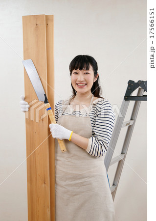 材木を持つ女性 材木を持つ女性 17566151