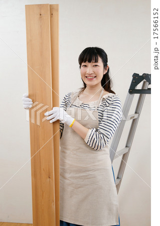 材木を持つ女性 材木を持つ女性 17566152