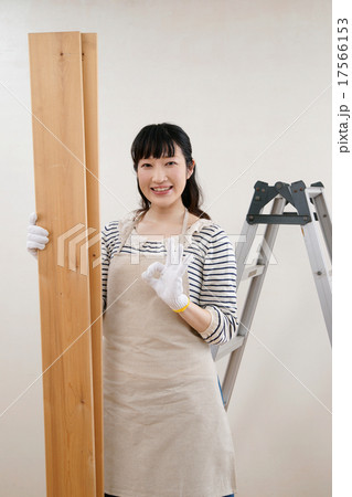 材木を持つ女性 材木を持つ女性 17566153