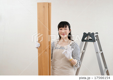 材木を持つ女性 材木を持つ女性 17566154