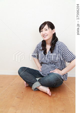 マタニティヨガをする妊娠中期の女性 マタニティヨガをする妊娠中期の女性 17566204