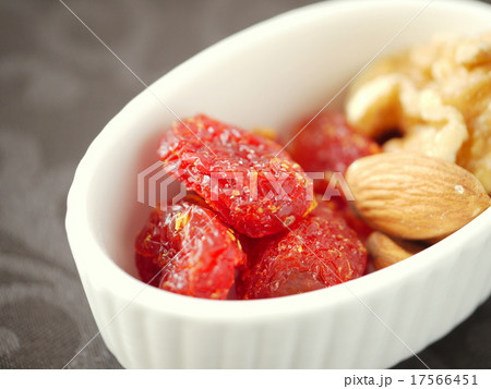 塩トマトとミックスナッツ　黒背景（横位置アップ） 17566451