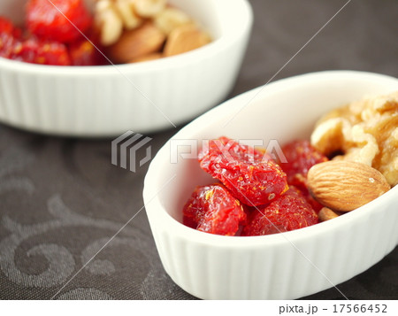 塩トマトとミックスナッツ　黒背景（横位置） 17566452