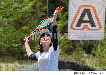 テニスをする女性 17567374