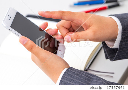 女性 ビジネスイメージ スマートフォン スマホ 携帯電話を持つ女性の手元 パーツ ボディパーツ 手 女性 ビジネスイメージ スマートフォン スマホ 携帯電話を持つ女性の手元 パーツ ボディパーツ 手 17567961