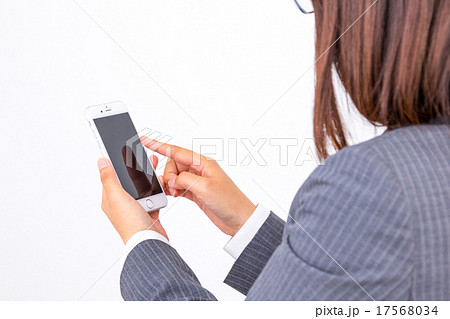女性 ビジネスイメージ スマートフォン スマホ 携帯電話を持つ女性の手元 パーツ ボディパーツ 手の写真素材