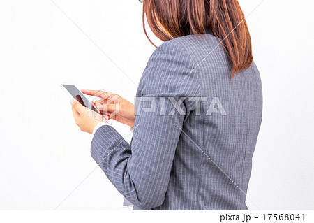 女性 ビジネスイメージ スマートフォン スマホ 携帯電話を持つ女性の手元 パーツ ボディパーツ 手の写真素材