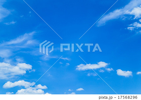 空　晩夏の空　秋の空　9月の空　青い空　綿雲　積雲　筋雲　巻雲　テキストスペース　合成用背景　雲 17568296