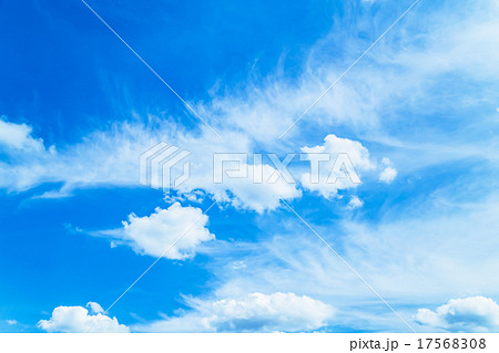 空 晩夏の空 秋の空 9月の空 青い空 綿雲 積雲 筋雲 巻雲 テキストスペース 合成用背景 雲の写真素材
