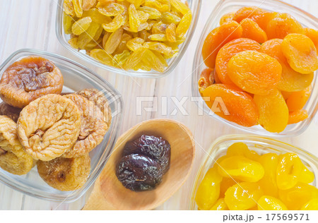 dried fruits 17569571