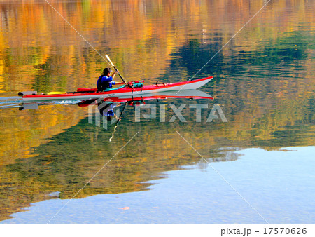 カヌーが行く湖畔の秋 17570626