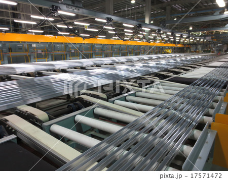 Aluminum lines on a conveyor belt in a factory. 17571472