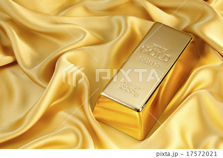 ゴールドシルクの上の金の延べ棒 17572021