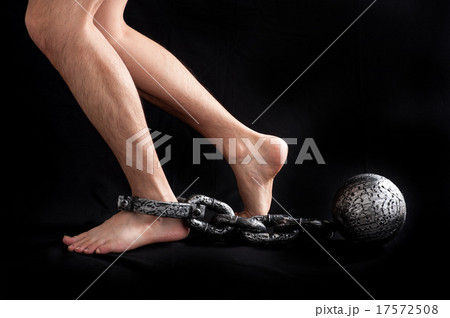 足かせのついた男性の足 17572508