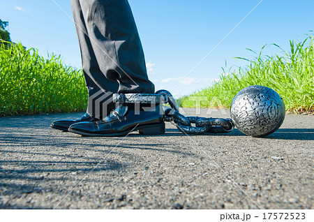 足かせのついた男性の足 17572523