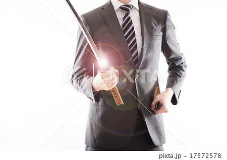日本刀を持っているビジネスマン 日本刀を持っているビジネスマン 17572578