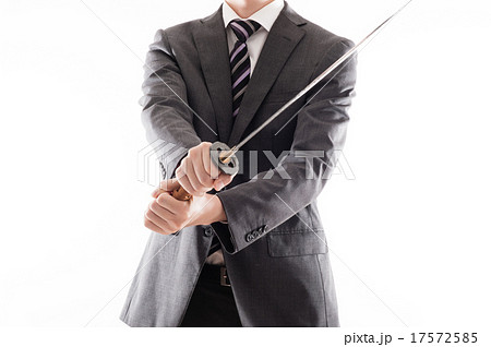 日本刀を持っているビジネスマン 17572585
