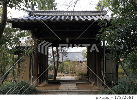 四国霊場第86番札所「志度寺」書院の門から本堂を見る 四国霊場第86番札所「志度寺」書院の門から本堂を見る 17572661