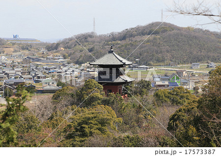 四国別格二十霊場十八番札所(四国霊場番外札所)「海岸寺」奥之院の二重塔 四国別格二十霊場十八番札所(四国霊場番外札所)「海岸寺」奥之院の二重塔 17573387